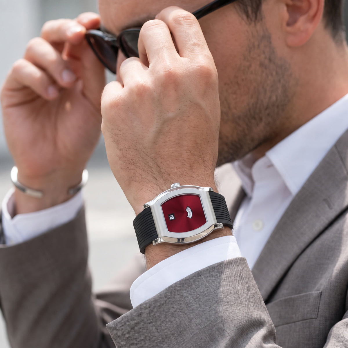 Specht & Söhne Noble Red no pulso com terno cinza
