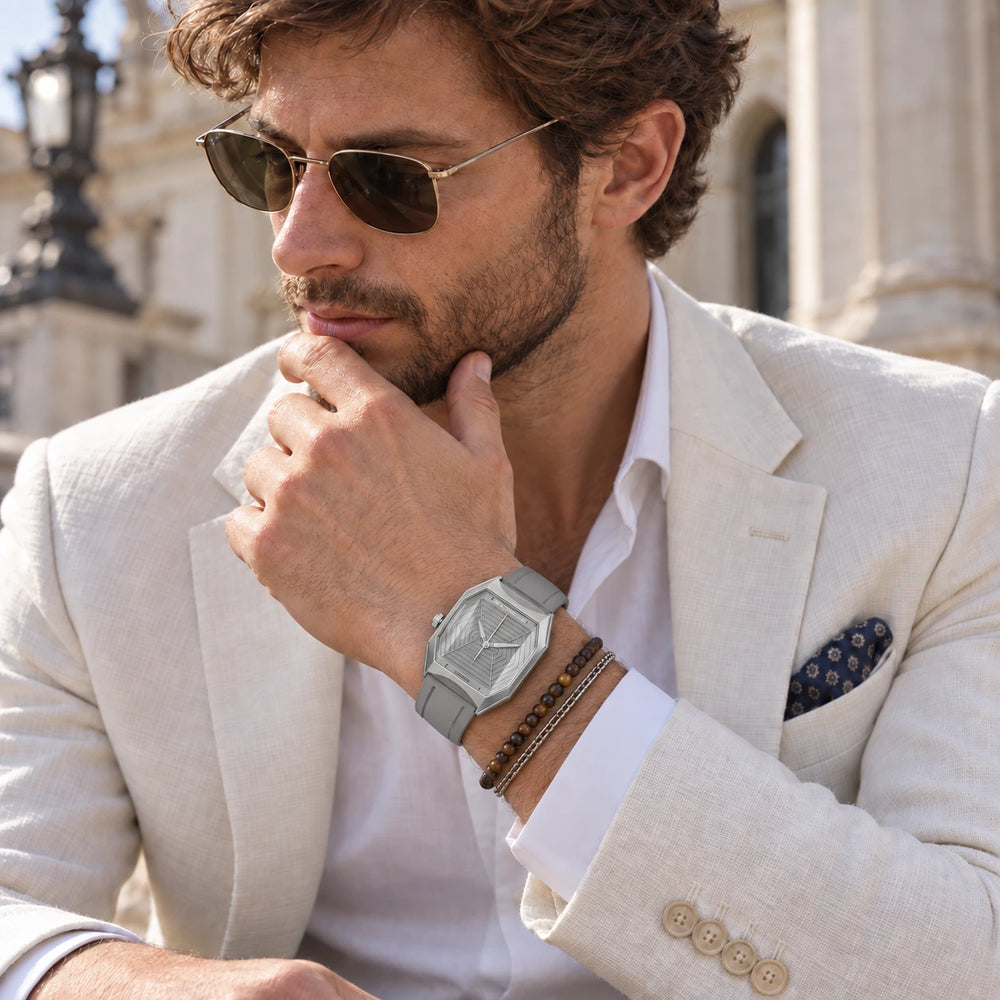 Relógio masculino Orion Gray no pulso com terno claro e pulseira cinza