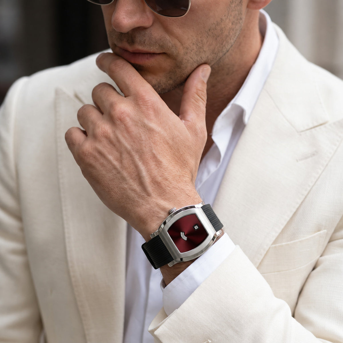 Specht & Söhne Noble Red no pulso com terno claro