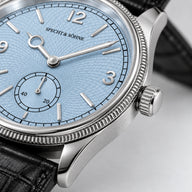 Specht & Söhne Invictus 1986 Ice Blue: detalhe do mostrador azul-gelo, ponteiros prateados e coroa.