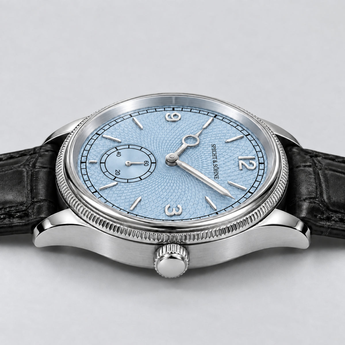 Specht & Söhne Invictus 1986 Ice Blue: vista lateral da caixa prateada, mostrador azul-gelo e pulseira preta.