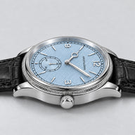 Specht & Söhne Invictus 1986 Ice Blue: vista lateral da caixa prateada, mostrador azul-gelo e pulseira preta.