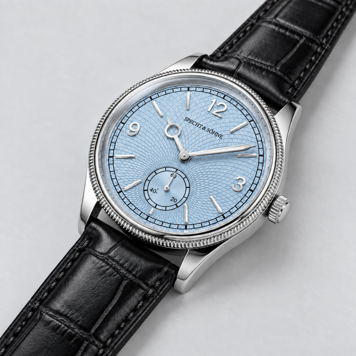 Specht & Söhne Invictus 1986 Ice Blue em três quartos, com mostrador azul-gelo e pulseira preta de couro.