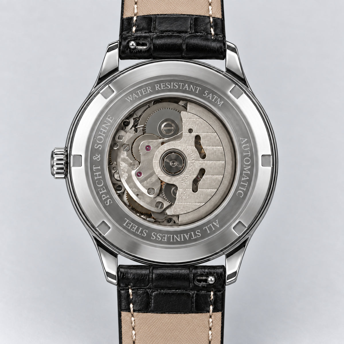 Verso do Specht & Söhne Invictus 1986 Ice Blue, com movimento visível e pulseira preta com forro bege.