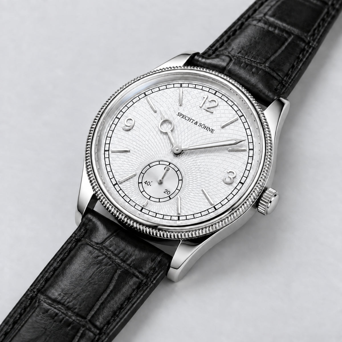 Specht & Söhne Invictus 1986 White em três quartos, com mostrador branco, numerais prateados e pulseira preta.