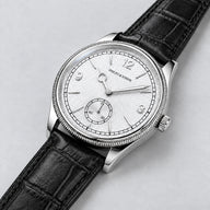 Specht & Söhne Invictus 1986 White em três quartos, com mostrador branco, numerais prateados e pulseira preta.