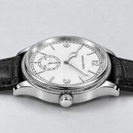 Specht & Söhne Invictus 1986 White: vista lateral da caixa e coroa prateadas, mostrador branco e pulseira preta.