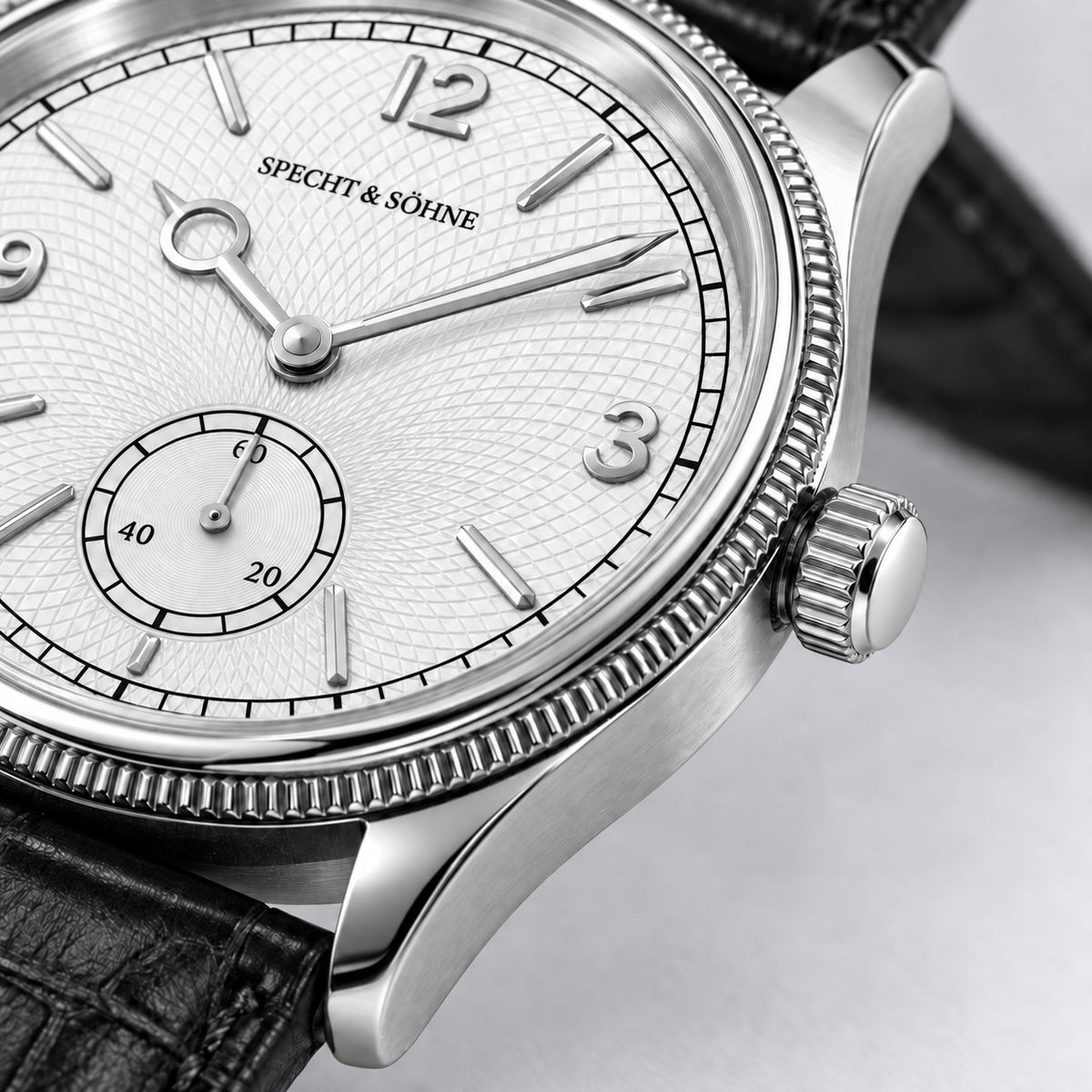 Specht & Söhne Invictus 1986 White: detalhe do mostrador branco, ponteiros e numerais prateados, aro e coroa.