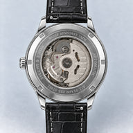 Verso do Specht & Söhne Invictus 1986 White, com tampa prateada, movimento visível, encaixes prateados e pulseira preta.