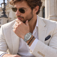 Relógio masculino Orion Gray no pulso com terno claro e pulseira cinza