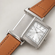 Specht & Söhne Reverso Silver 24mm com caixa reversível aberta, mostrador prateado e pulseira de couro caramelo.