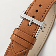 Fivela prateada e pulseira de couro caramelo do Specht & Söhne Reverso Silver 24mm em detalhe.