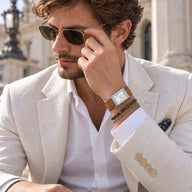 Specht & Söhne Reverso Silver 24mm no pulso, com mostrador prateado e pulseira caramelo em visual social masculino.