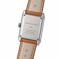 Verso do Specht & Söhne Reverso Silver 24mm em aço inoxidável, com gravação da marca e pulseira de couro caramelo.