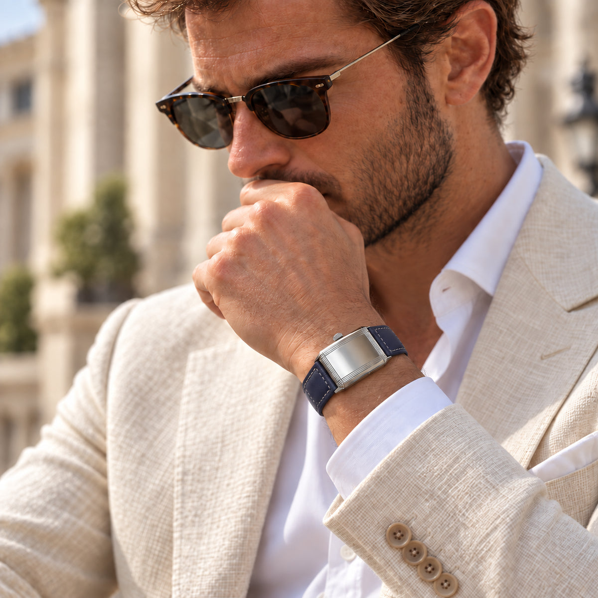 Specht & Söhne Reverso Ultrafino 24mm no pulso com mostrador azul-marinho, numerais arábicos e pulseira de couro azul em visual social.