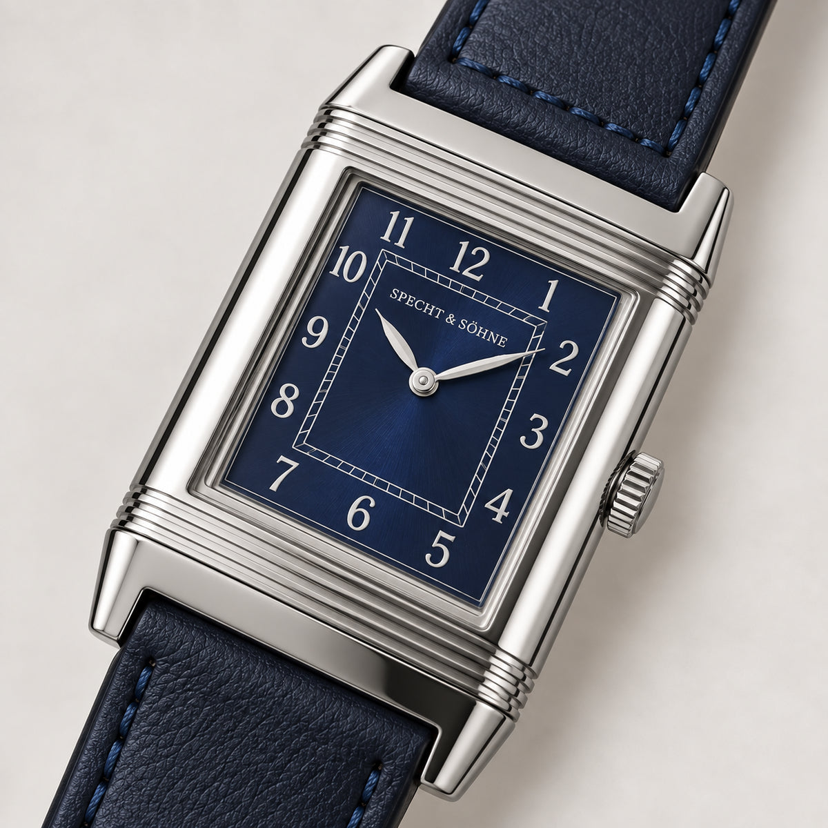 Detalhe do mostrador azul-marinho do Specht & Söhne Reverso Ultrafino 24mm, com numerais arábicos, ponteiros prateados e caixa retangular.
