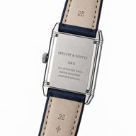 Verso do Specht & Söhne Reverso Ultrafino 24mm em aço inoxidável, com gravação da marca e pulseira de couro azul-marinho.