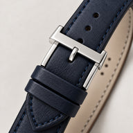 Fivela prateada e pulseira de couro azul-marinho do Specht & Söhne Reverso Ultrafino 24mm em detalhe.